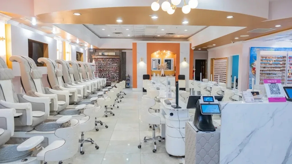 LEE NAILS SPA & BAR — Nail salon in Huntersville